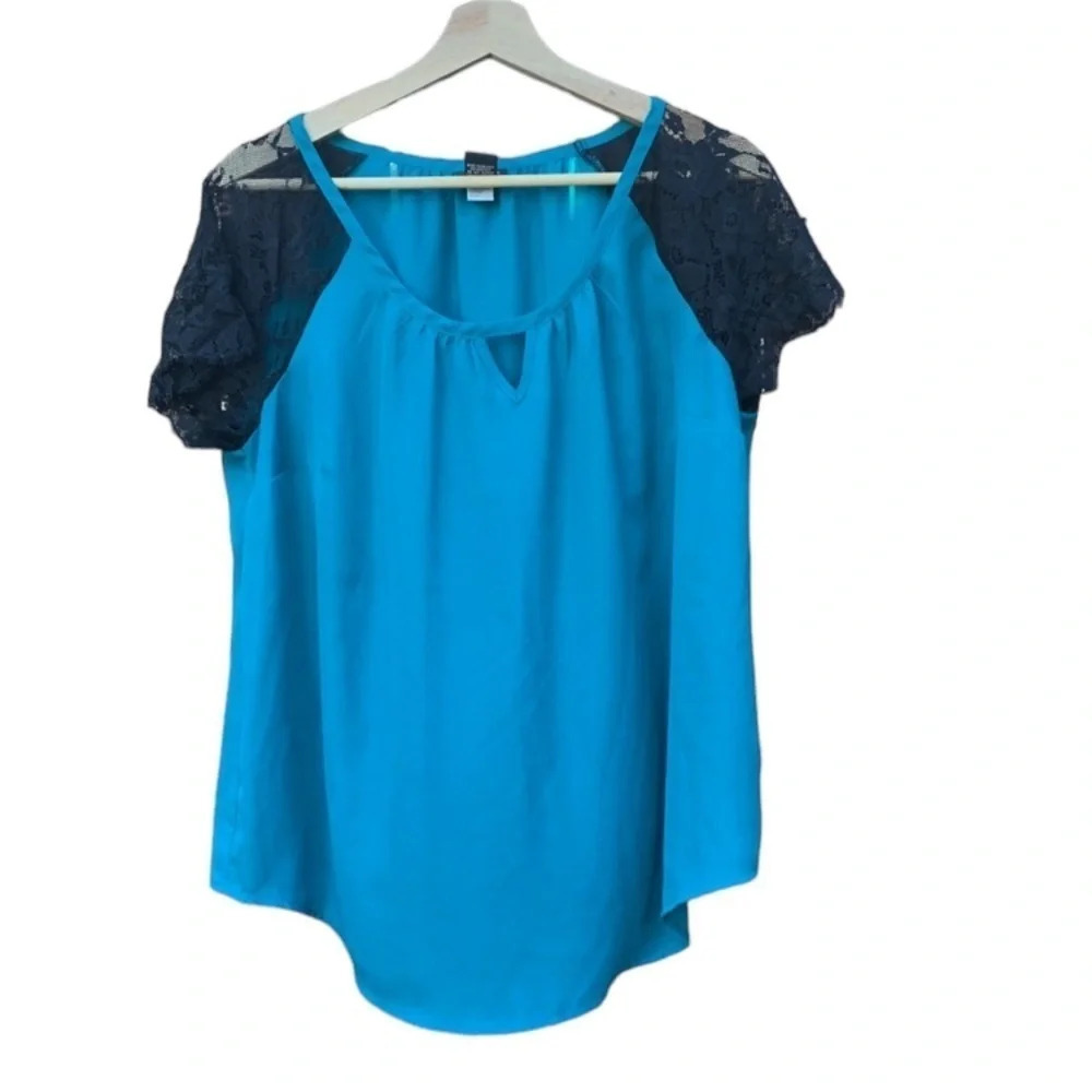 Torrid turquoise women's blouse with lace shoulders size 00